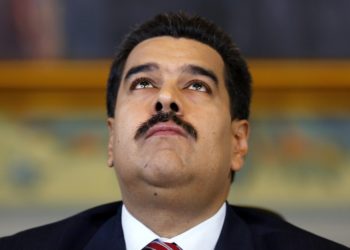 Venezuela's President Nicolas Maduro looks upwards while arriving at a news conference at Miraflores Palace in Caracas October 15, 2014.  REUTERS/Jorge Silva (VENEZUELA - Tags: POLITICS)