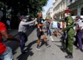 Policías arrestan a un hombre cuando personas se manifiestan el 11 de julio en una calle en La Habana (Cuba). EFE/Ernesto Mastrascusa