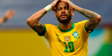 AME5465. BRASILIA (BRASIL), 13/06/2021.- El jugador Neymar Jr de Brasil lamenta hoy una jugada contra Venezuela, durante el partido inaugural de la Copa América en el estadio Mané Garrincha, en Brasilia (Brasil). EFE/ Fernando Bizerra Jr