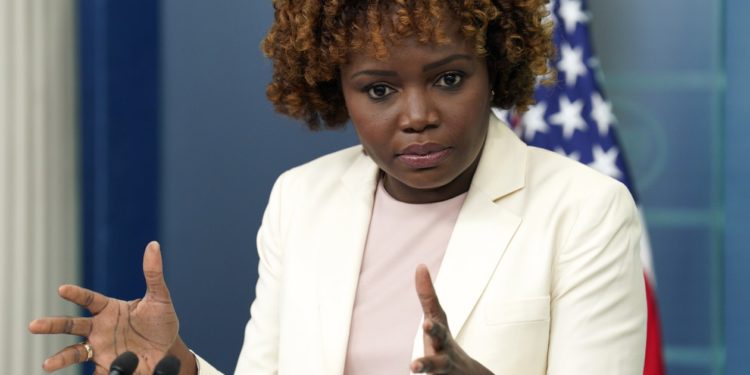 Washington (United States), 25/08/2022.- White House Press Secretary Karine Jean-Pierre speaks at a daily press briefing at the White House in Washington, DC, USA, 25 August 2022. (Estados Unidos) EFE/EPA/Yuri Gripas / POOL