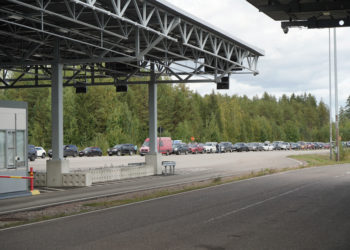 Cars queue to enter Finland from Russia at Finland's most southern crossing point Vaalimaa, around three hour drive from Saint Petersburg, in Vaalimaa, Finland September 22, 2022. REUTERS/Essi Lehto