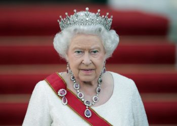 FILED - 24 June 2015, Berlin: Queen Elizabeth II arrives at Bellevue Palace for a state banquet in her honor. Queen Elizabeth II, the longest reigning monarch in British history, has died at Balmoral, Scotland, at the age of 96. Photo: Michael Kappeler/dpa