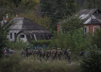 Ukrainian servicemen walk, as Russia's attack on Ukraine continues, in the town of Izium, recently liberated by Ukrainian Armed Forces, in Kharkiv region, Ukraine September 14, 2022. REUTERS/Gleb Garanich