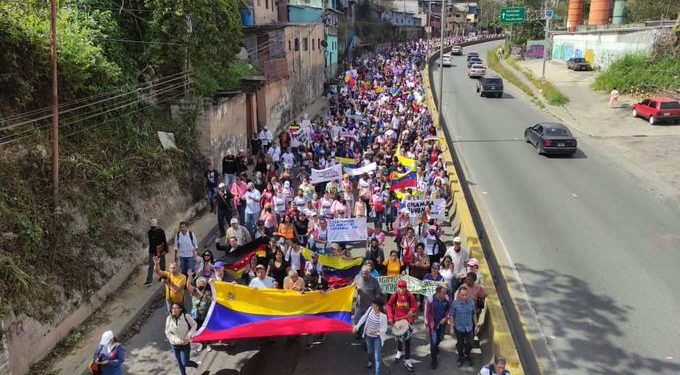 Empleados públicos marchan por la Carretera Panamericana por salarios justos. Vía Daniel Murolo