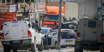 Israeli security forces secure the scene of a shooting attack in Hawara, in the West Bank, near Nablus, February 26, 2023. Photo by Nasser Ishtayeh/Flash90 *** Local Caption *** פיגוע
חווארה
חייל
חיילים
שוטרים
הרוגים
כפר
ירי