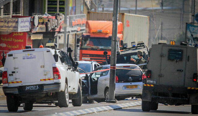 Israeli security forces secure the scene of a shooting attack in Hawara, in the West Bank, near Nablus, February 26, 2023. Photo by Nasser Ishtayeh/Flash90 *** Local Caption *** פיגוע
חווארה
חייל
חיילים
שוטרים
הרוגים
כפר
ירי