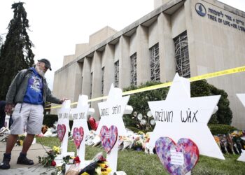 Vista de flores, velas y cartas depositadas frente a los monumentos de la Estrella de David con los nombres de las 11 personas que murieron en la sinagoga de la Congregación del Árbol de la Vida en Pittsburgh, Pennsylvania (EE. UU.). Imagen de archivo. EFE/Jared Wickerham