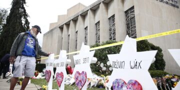 Vista de flores, velas y cartas depositadas frente a los monumentos de la Estrella de David con los nombres de las 11 personas que murieron en la sinagoga de la Congregación del Árbol de la Vida en Pittsburgh, Pennsylvania (EE. UU.). Imagen de archivo. EFE/Jared Wickerham