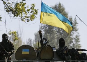 Ukrainian servicemen ride in an armoured vehicle near Kramatorsk September 5, 2014. Ukraine and pro-Russian rebels agreed a ceasefire on Friday, the first step towards ending fighting in eastern Ukraine that has caused the worst standoff between Moscow and the West since the Cold War ended. REUTERS/Gleb Garanich (UKRAINE - Tags: POLITICS CIVIL UNREST MILITARY CONFLICT)