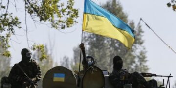 Ukrainian servicemen ride in an armoured vehicle near Kramatorsk September 5, 2014. Ukraine and pro-Russian rebels agreed a ceasefire on Friday, the first step towards ending fighting in eastern Ukraine that has caused the worst standoff between Moscow and the West since the Cold War ended. REUTERS/Gleb Garanich (UKRAINE - Tags: POLITICS CIVIL UNREST MILITARY CONFLICT)