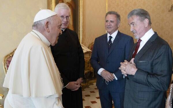 Papa Francesco riceve in udienza in Vaticano l'attore e regista americano Sylvester Stallone, Citta' del Vaticano, 8 settembre 2023. 
A handout photo made available by the Vatican Media shows Pope Francis (L) and US actor and director Sylvester Stallone (R) during a meeting in Vatican City, 8 September 2023.
ANSA/ VATICAN MEDIA ++HO - NO SALES EDITORIAL USE ONLY++