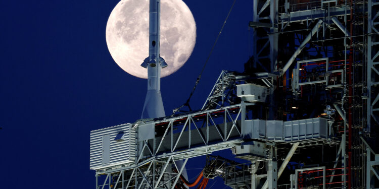 Una luna llena conocida como "Luna de Fresa" se muestra con el cohete lunar de última generación de la NASA, el Sistema de Lanzamiento Espacial (SLS) Artemis 1, en el Centro Espacial Kennedy en Cabo Cañaveral, Florida, EE. UU. 15 de junio de 2022. Foto REUTERS/Joe Patrón