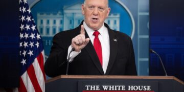WASHINGTON (United States), 28/04/2025.- White House border czar Tom Homan speaks during a press briefing at the White House in Washington, DC, USA, 28 April 2025. Border czar Tom Homan is leading the Trump administrations deportation efforts and has said it doesnt matter whether the children of undocumented migrants are US citizens, they should be deported  EFE/EPA/FRANCIS CHUNG / POOL